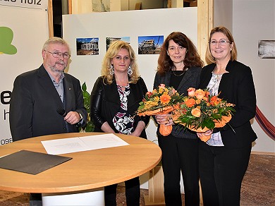 Der örtliche Gewerbeverbandsvorsitzende Hermann Buckel und dessen Stellvertreterin Doris Seis-Wenger dankten Präsidentin Gaby Sehorz und Bezirksgeschäftsführerin Andrea Rübenach (v.l.) für ihr Kommen mit Blumen. Der örtliche Gewerbeverbandsvorsitzende Hermann Buckel und dessen Stellvertreterin Doris Seis-Wenger dankten Präsidentin Gaby Sehorz und Bezirksgeschäftsführerin Andrea Rübenach (v.l.) für ihr Kommen mit Blumen.