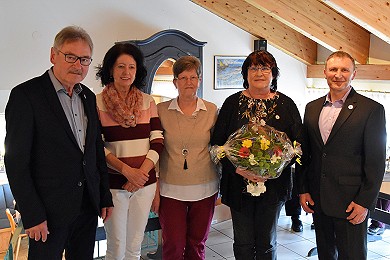 Ehrennadel in Gold für ihr 25-jähriges Wirken: Vorstandschaft Ferdinand Bögelein, Marianne Gedon und Rosa Buckel (v.l.); Simon Bohrer (rechts); 35-jährige Ehrung: Edeltraud Maier (2.v.l.)