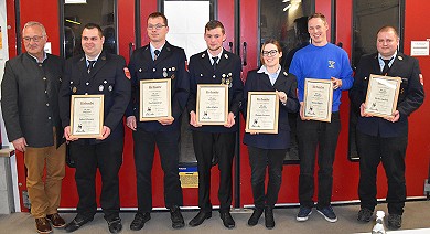 v.l.n.r.: Erster Bürgermeister Manfred Merz; Fabian Hillermeier, Tim Frommberger, Lukas Bögelein, Manuela Eisermann, Daniel Bögelein, Markus Engelhard