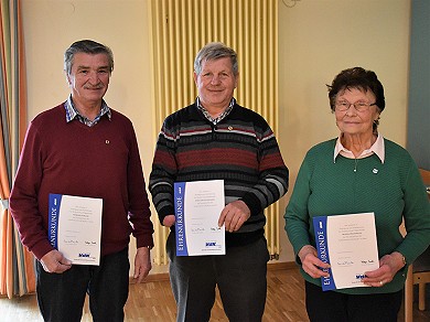Das VdK-Treueabzeichen in Gold konnten (von links) Werner Pollak und Josef Dettenthaler entgegennehmen. Maria Heisswolf erhielt die Würdigung für 10 Jahre treue Mitgliedschaft