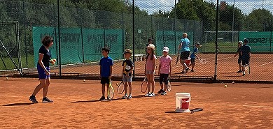 Viele Anmeldungen beim Schnuppertennis unter Leitung der Tennisabteilung des SV 67 Weinberg e.V.
