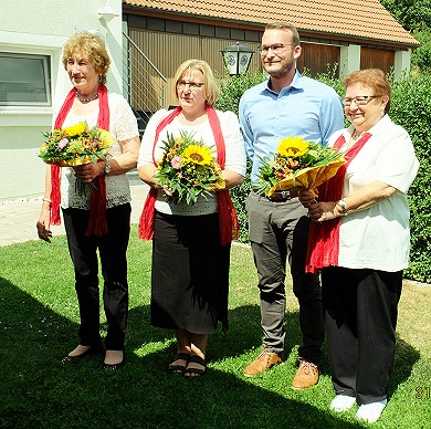 Erster Bürgermeister überreichte Blumensträuße von der Gemeinde Aurach an erste Vorsitzende Barbara Blank, Daniela Zeller, jetzige Chorleiterin und Maria Köller für 25 Jahre Chorleitung.