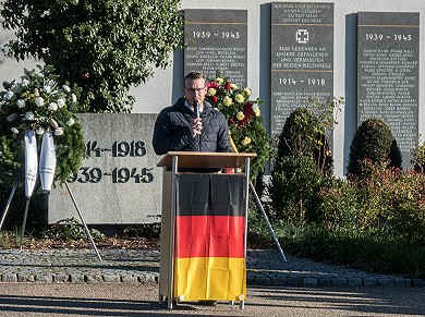 Weinberg: 1. Bürgermeister S. Göttfert vor dem Ehrenmal am Vorplatz des Friedhofes