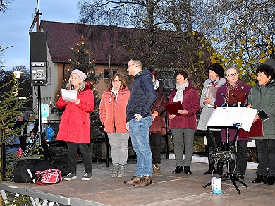Foto 014 Eröffnung: Gewerbeverbandsvorsitzende Doris Seis-Wenger und erster Bürgermeister Simon Göttfert eröffnen den Weihnachtsmarkt - der Gesangverein Aurach singt weihnachtliche Lieder