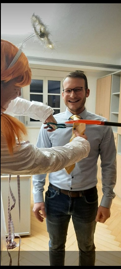 Bürgermeister Göttfert bekommt die Krawatte abgeschnitten