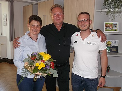 v.l.n.r.: Trainerin Petra Amslinger, 1. Vorsitzender Wolfgang Scheidacker und erster Bürgermeister Simon Göttfert
