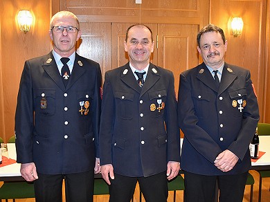 Für 40 Jahre aktive Dienstzeit wurden (v.l.) Thomas Hillermeier und Karl Fuchs jeweils das goldene Feuerwehr-Ehrenzeichen und für 25 Jahre Treue Franz Peller das silberne Ehrenzeichen verliehen.